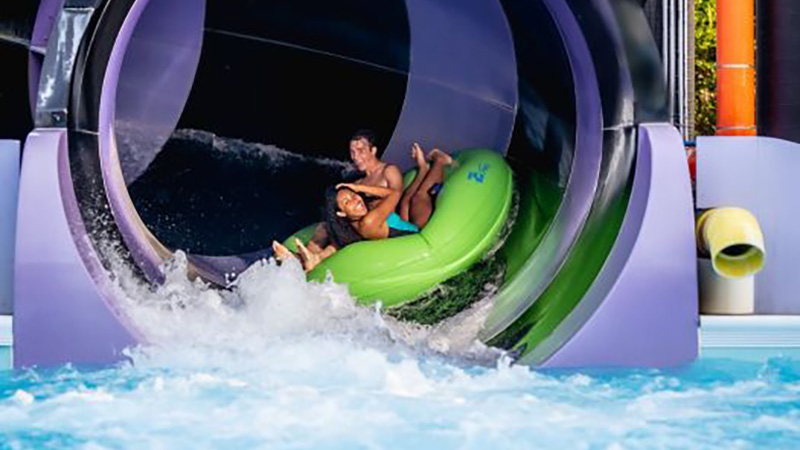 Couple enjoying the final splash! 